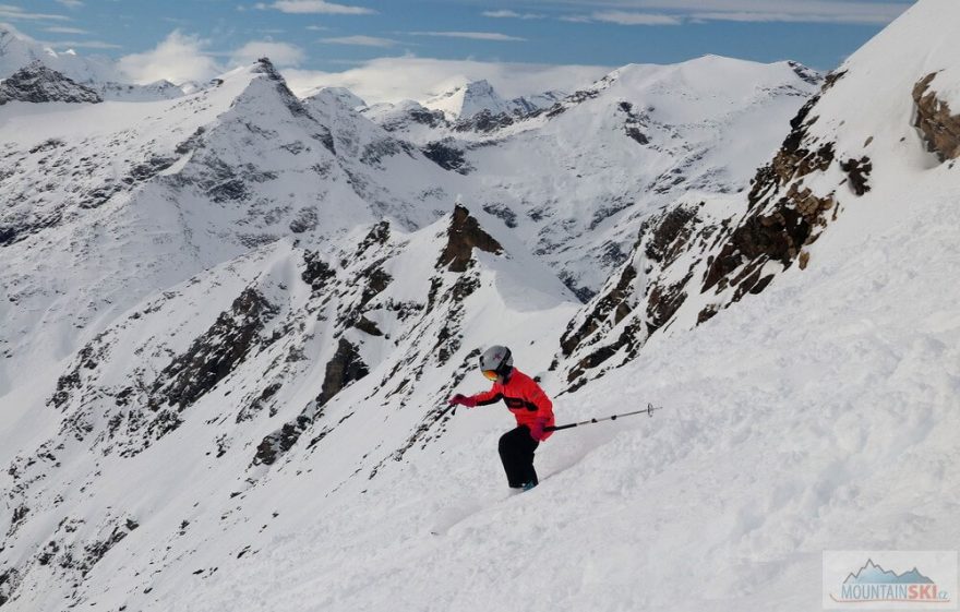 Panoramata při lyžování v Alpách.