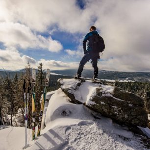 Pytlácké kameny, Jizerské hory. Jizerky nabízejí nejenom skvělé strojově upravené trasy, ale zdejší skalní vyhlídky můžete prozkoumávat i na backcountry lyžích