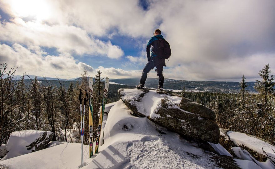 Pytlácké kameny, Jizerské hory. Jizerky nabízejí nejenom skvělé strojově upravené trasy, ale zdejší skalní vyhlídky můžete prozkoumávat i na backcountry lyžích