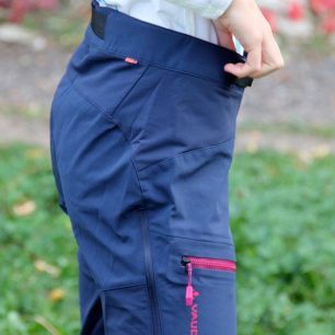 Boční pohled na Vaude Shuksan Hybrid Pants woman s jezdci na zipech pro snadné otvírání kapes i v rukavicích