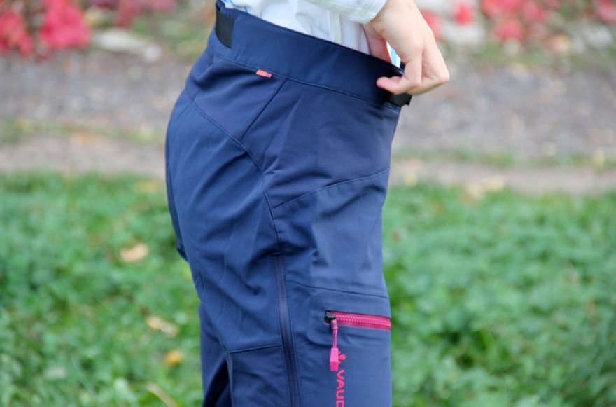 Boční pohled na Vaude Shuksan Hybrid Pants woman s jezdci na zipech pro snadné otvírání kapes i v rukavicích