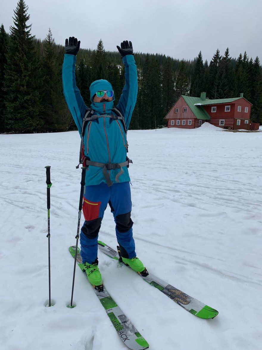 Bunda Ternua Alpine Pro Jacket M se prakticky vůbec nevyhrnuje
