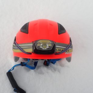 Čelní pohled na zajištěnou čelovku na helmě Alpina SNOWTOUR. Redakce Světa outdooru