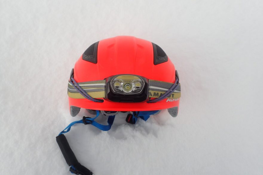 Čelní pohled na zajištěnou čelovku na helmě Alpina SNOWTOUR. Redakce Světa outdooru