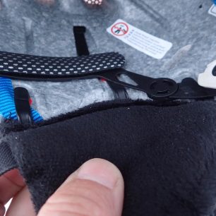 Detail fixace klapek na uši ve třech místech pomocí plastových nožek. Vojtěch Dvořák
