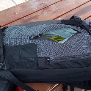 Detail na pravý bok batohu Osprey Soelden PRO 32 - zesílené popruh ypro lyže, síťka kompresoru, boční kapsa