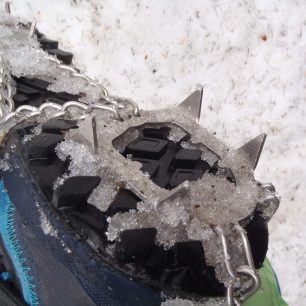 Detail patní části nesmeků YATE Ice Spikes. Vojtěch Dvořák