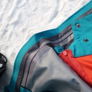Detail připnutí sněhové límce - Ternua Alpine Pro Jacket M