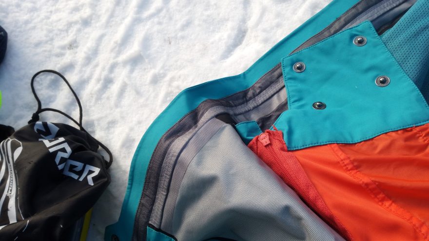 Detail připnutí sněhové límce - Ternua Alpine Pro Jacket M