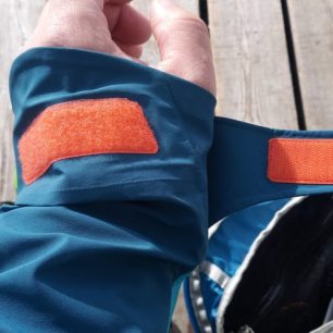 Detail stahování rukávu bundy Ternua Alpine Pro Jacket M