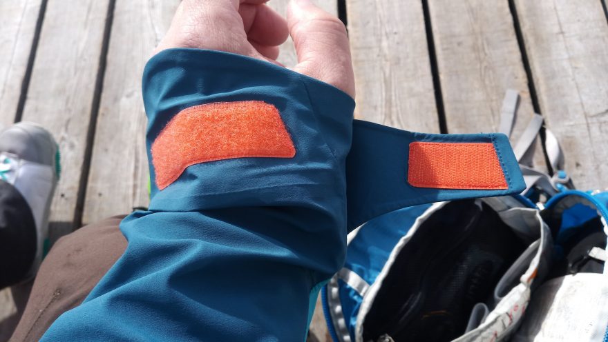 Detail stahování rukávu bundy Ternua Alpine Pro Jacket M