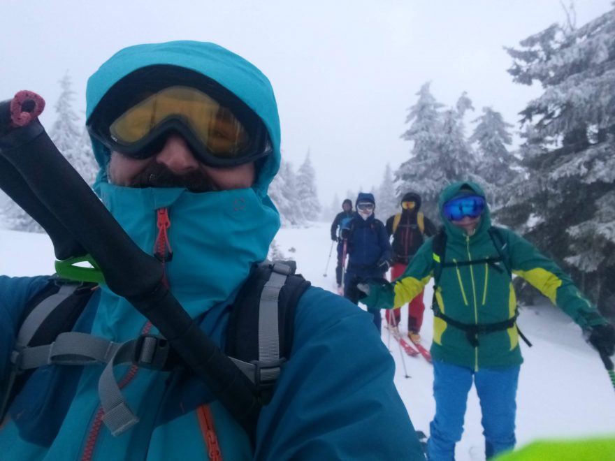 Detail stažené kapuce a ochrany hlavy - Ternua Alpine Pro Jacket M