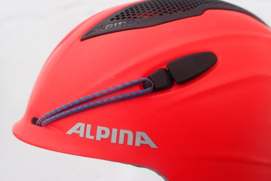 Detail uchycení čelovky na helmě Alpina SNOWTOUR. Redake Světa outdooru