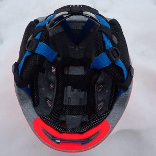 Detail vnitřního polstrování helmy Alpina SNOWTOUR. Redakce Světa outdooru