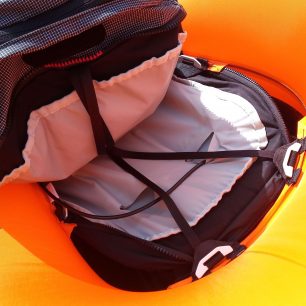 Detail vnitřního prostoru pro uložení airbagu - Osprey Soelden PRO 32