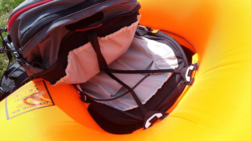 Detail vnitřního prostoru pro uložení airbagu - Osprey Soelden PRO 32