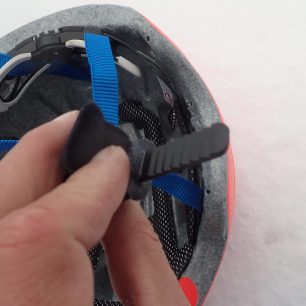 Detail zapínání helmy Alpina SNOWTOUR pod bradou. Redakce Světa outdooru