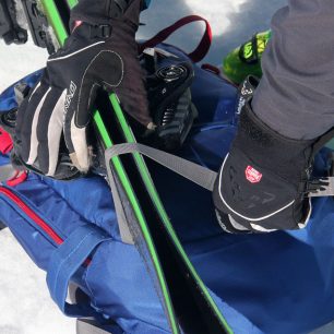 Díky popruhům lze lyže, snowboard nebo sněžnice k batohu snadno přidělat. Jan Pala