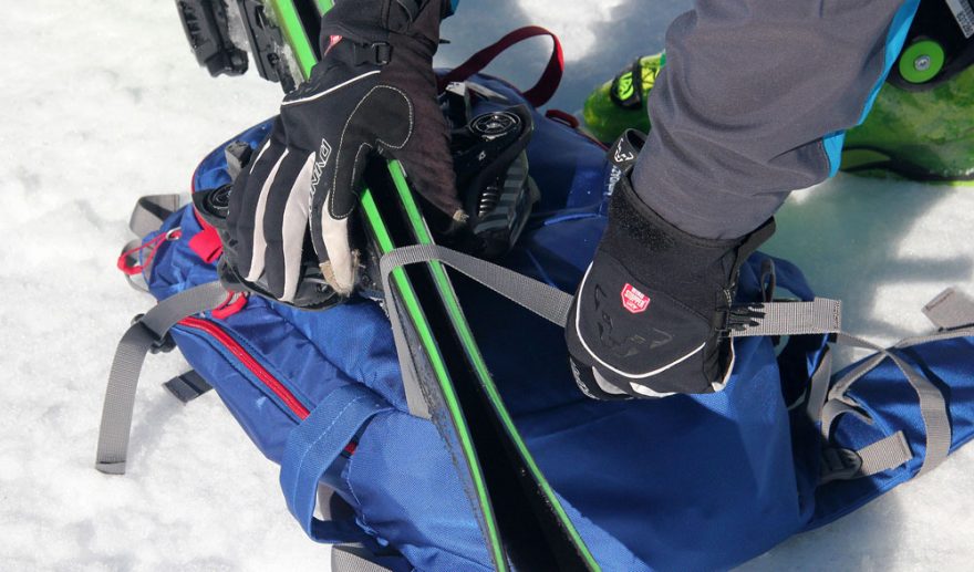 Díky popruhům lze lyže, snowboard nebo sněžnice k batohu snadno přidělat. Jan Pala