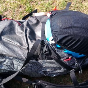 Druhý způsob fixace helm yna batoh Osprey Soelden PRO 32