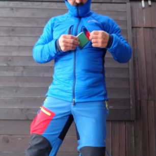Dvojici kapes na hrudníku bundy Vaude Bormio Jkt jsem využíval velmi často. Redakce Světa outdooru