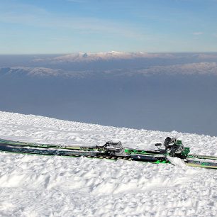 Dynafit Beast na lyžích Dynafit Huascaran v březnové Makedonii
