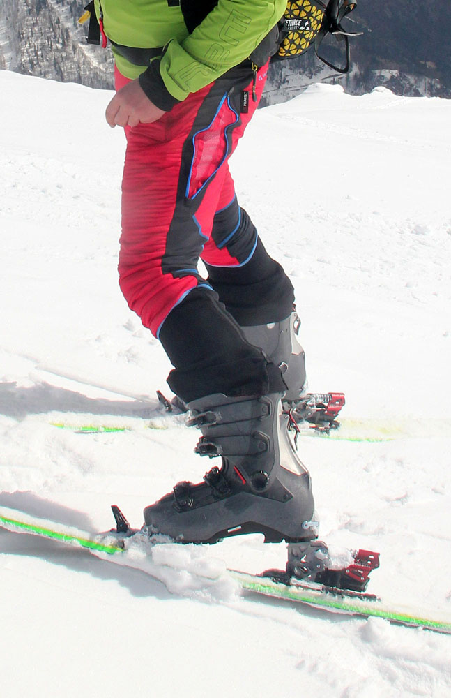 Elastické nohavice mají vzadu zipy pro snadnější manipulaci při přetahování přes skelety. Jan Pala