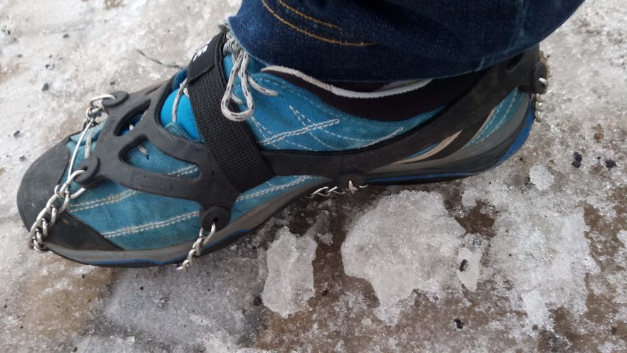 Fixace a nošení na nízké outdoorové botě ASOLO - YATE Ice Spikes. Vojtěch Dvořák