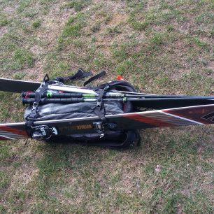 Fixace lyží, holí a cepínu na batoh Osprey Soelden PRO 32