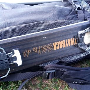 Fixace lyží překrývá boční kapsu - Osprey Soelden PRO 32