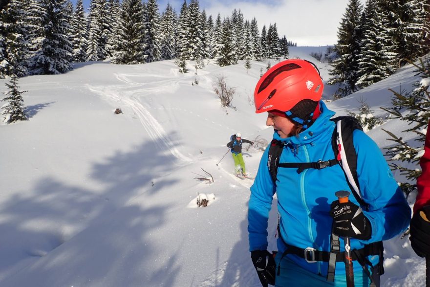 Helma Alpina SNOWTOUR dobře sedí prakticky každému.