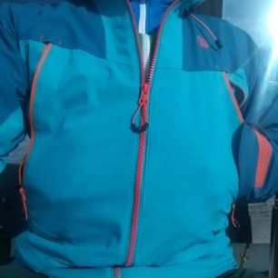 Hlavní zip a posazení vnějších kapes u bundy Ternua Alpine Pro Jacket M