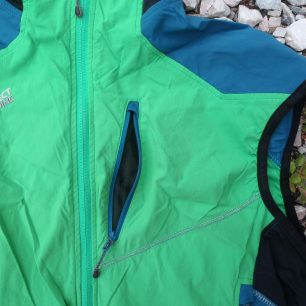 Hrudní kapsa vesty Direct Alpine Spike. Vojtěch Dvořák