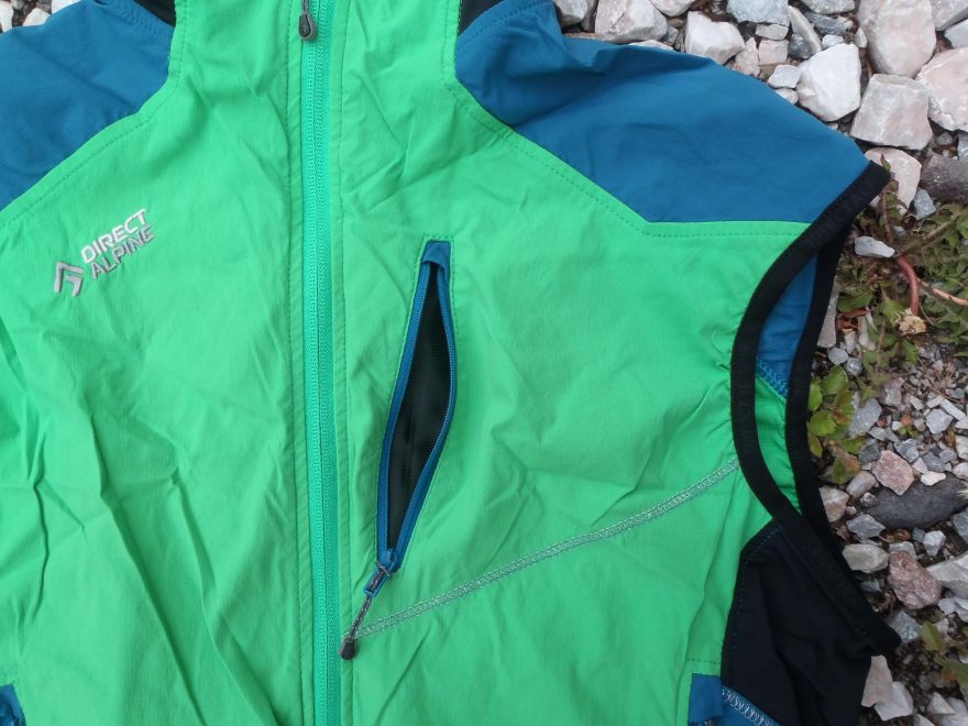 Hrudní kapsa vesty Direct Alpine Spike. Vojtěch Dvořák