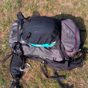 Jedno ze dvou uložení přilby do síťky na batohu Osprey Soelden PRO 32