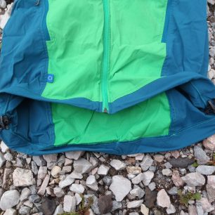 Jednoruční stahování vesty Direct Alpine Spike. Vojtěch Dvořák