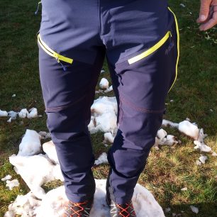 Kalhoty Direct Alpine Rebel - čelní pohled na jednu kapsu v pase a dvě na stehnech