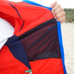 Kapsa a strečový panel u bundy Vaude Bormio Jkt. Redakce Světa outdooru