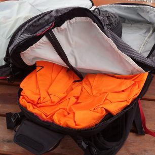 Kontrola a uložení airbagu Alpride v batohu Osprey Soelden PRO 32