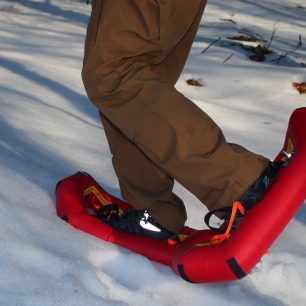 Nafukovací sněžnice SmallFoot za skýtají dobrou stabilitu i za stoupání, protiskluzové hroty brání prokluzu