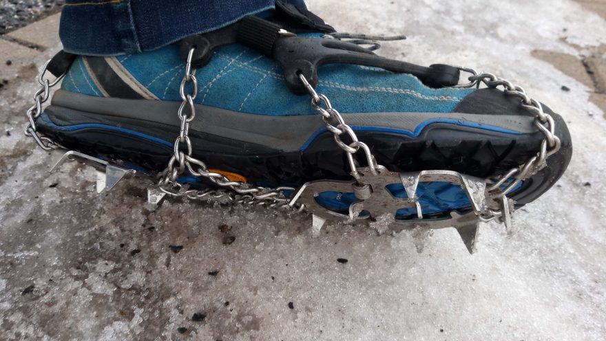 Nasazené nesmeky YATE Ice Spikes na nízké botě. Vojtěch Dvořák