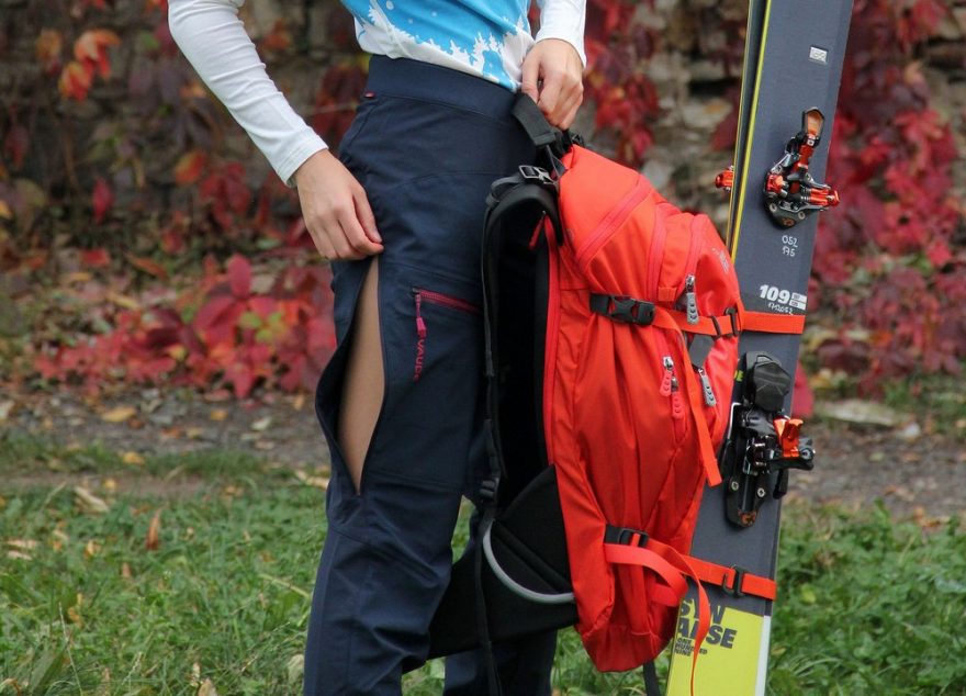 Otevírání bočního větrání kalhot Vaude Shuksan Hybrid Pants woman