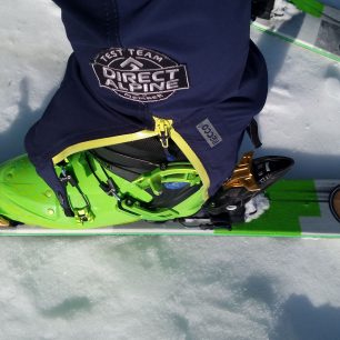 Otevřené nohavice při chůzi ve skialpových botech Dynafit TLT