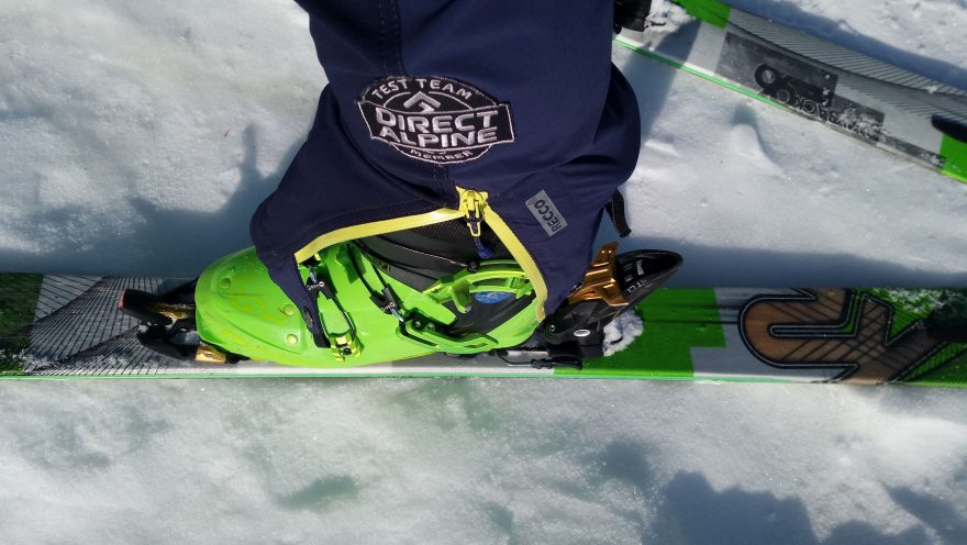 Otevřené nohavice při chůzi ve skialpových botech Dynafit TLT