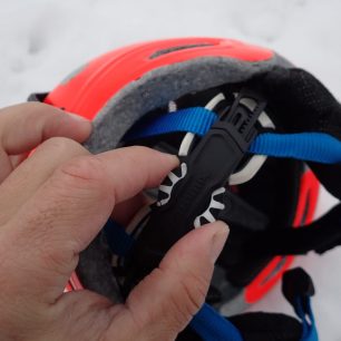 Ovládní a nastavení obvodu hlavy v helmě Alpina SNOWTOUR jde velmi snadno a jednoduše. Redakce Světa outdooru