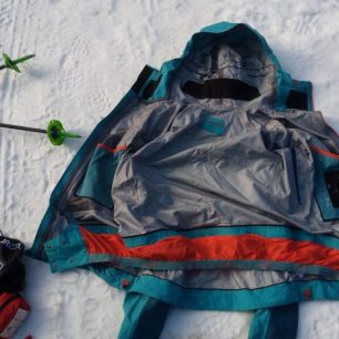 Pohled na vnitřní uspořádání kapes a detailů na bundě Ternua Alpine Pro Jacket M