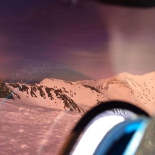 Pohled skrz zorník brýlí Julbo Aerospace. Redakce Světa outdooru