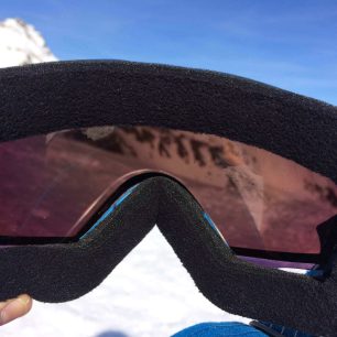 Příjemné polstrování brýlí Julbo Aerospace. Redakce Světa outdooru