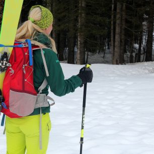 Připevnění lyží na batoh Vaude je velmi snadné