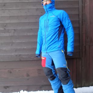 Rukávy se dají v chladu přetáhnout přes ruce a na hlavu nasadit kapuce. Redakce Světa outdooru